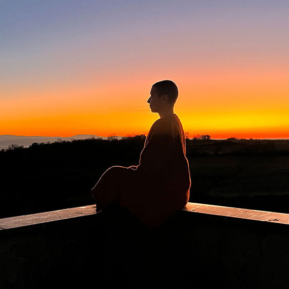 Gün batımında meditasyon yapan bir kişinin silüeti